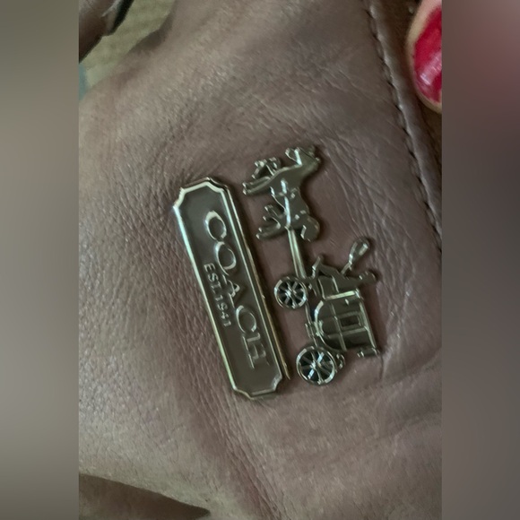 Coach purse beige with a hint of pink , looks beige not pink very good condition - Picture 5 of 6